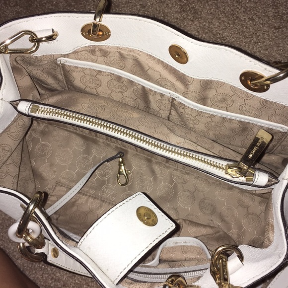 White michael kors hand bag with shoulder straps. - Picture 3 of 5
